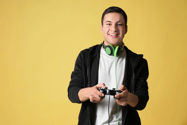Junger Mann Mit Gamepad Auf Farbigem Hintergrund — Stockfoto
