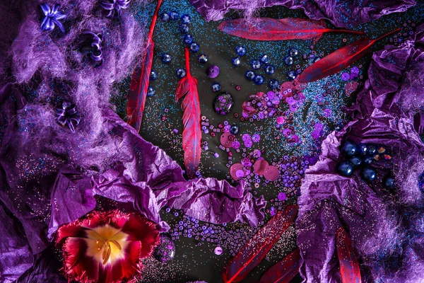 Mor renk koyu arka plan üzerinde farklı öğeleri ile kompozisyon