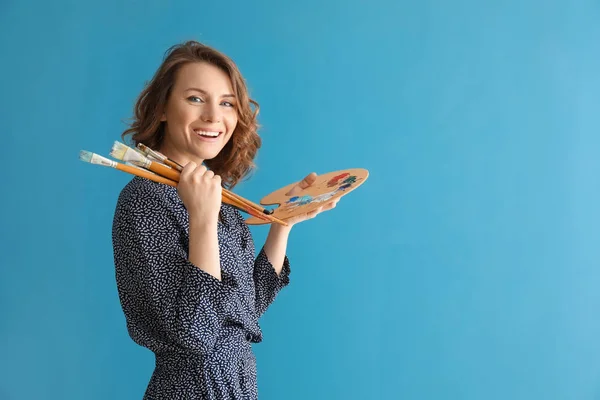 Artiste Féminine Avec Pinceaux Palette Peinture Sur Fond Couleur — Photo