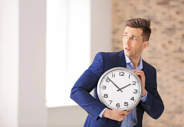 Geplagter Geschäftsmann Mit Uhr Haus Zeitmanagement Konzept — Stockfoto