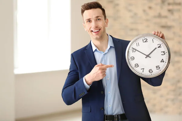 成功的商人与时钟在室内 时间管理概念 — 图库照片