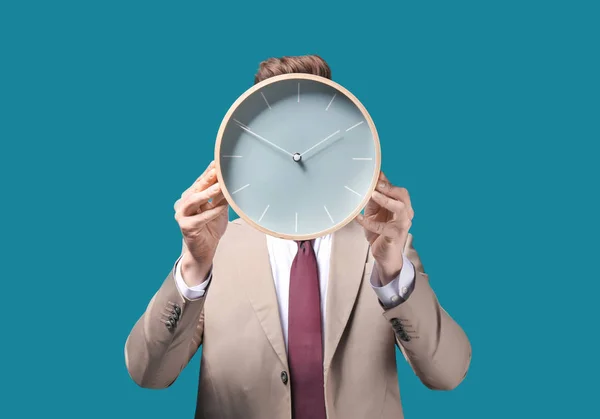 Empresário Com Relógio Sobre Fundo Cor Conceito Gestão Tempo — Fotografia de Stock