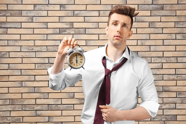 Unruhiger Geschäftsmann Mit Wecker Gegen Ziegelwand Zeitmanagement Konzept — Stockfoto