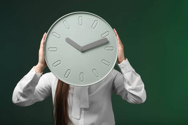 Mulher Com Relógio Sobre Fundo Cor Conceito Gestão Tempo — Fotografia de Stock
