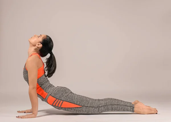 Jonge Vrouw Die Het Beoefenen Van Yoga Grijze Achtergrond — Stockfoto