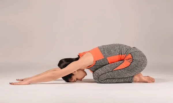 Jonge Vrouw Die Het Beoefenen Van Yoga Grijze Achtergrond — Stockfoto