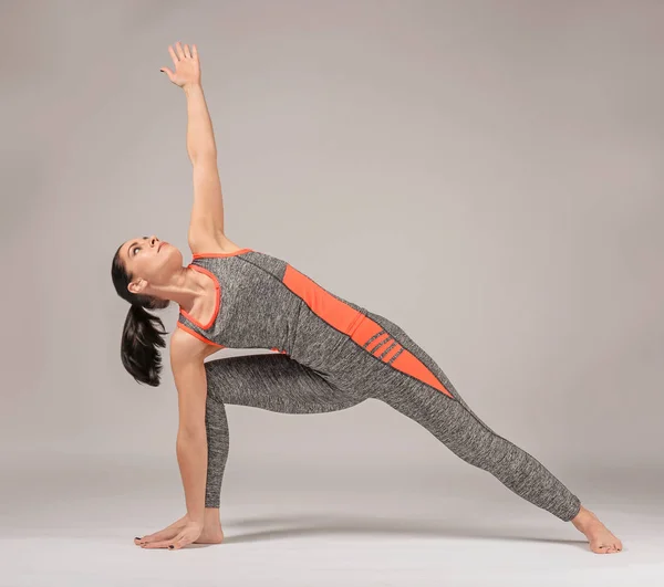 Jonge Vrouw Die Het Beoefenen Van Yoga Grijze Achtergrond — Stockfoto