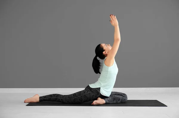 Jonge Vrouw Die Yoga Binnen Oefent — Stockfoto