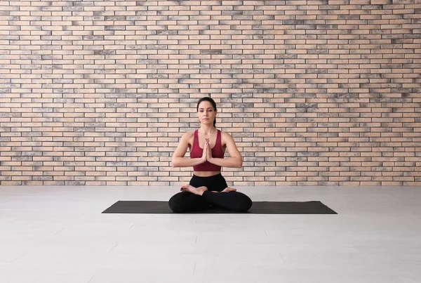 Jonge Vrouw Die Yoga Binnen Oefent — Stockfoto