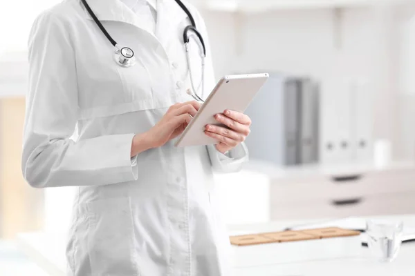 Médica Com Tablet Escritório — Fotografia de Stock