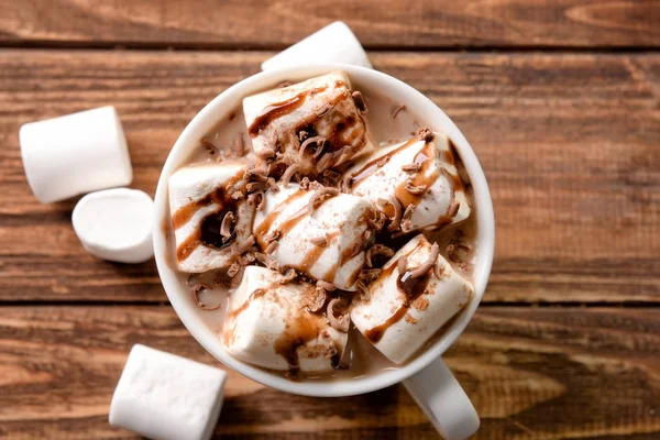 Ahşap masa üzerinde marshmallow ile leziz kakao içkinizi fincan
