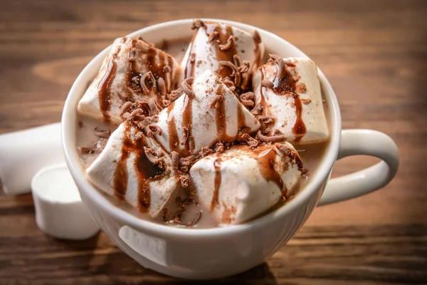Ahşap masa, closeup marshmallow ile leziz kakao içkinizi fincan