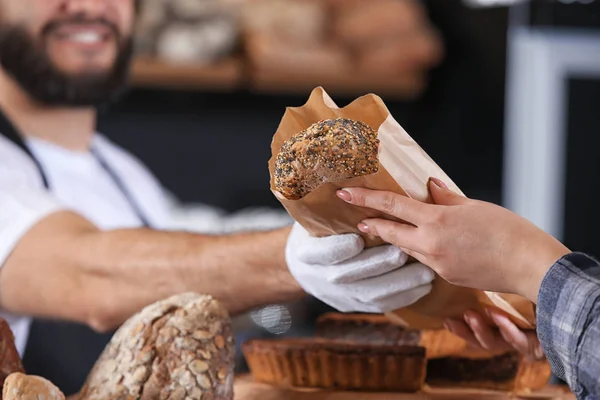 Joven Hombre Dando Pan Fresco Mujer Panadería — Foto de Stock