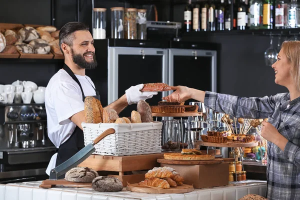 Joven Hombre Dando Pan Fresco Mujer Panadería — Foto de Stock