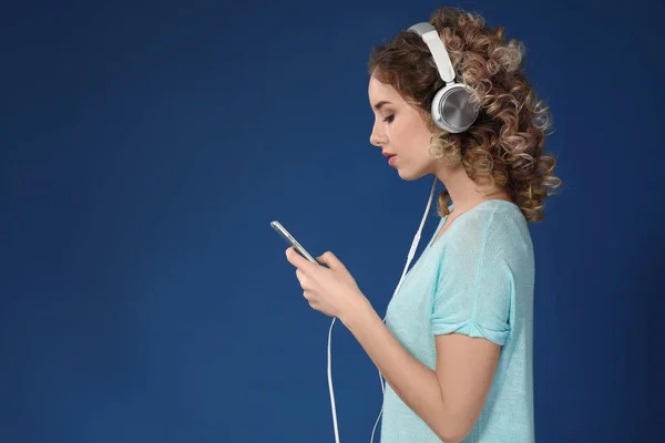 Hermosa Mujer Joven Con Teléfono Móvil Escuchando Música Fondo Color —  Fotos de Stock