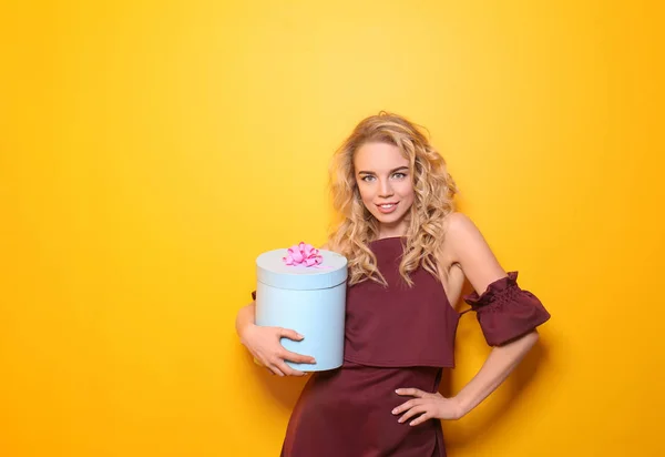 Hermosa Mujer Joven Con Caja Regalo Sobre Fondo Color —  Fotos de Stock