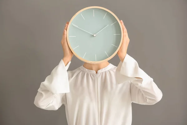 Mulher Com Relógio Fundo Cinzento Conceito Gestão Tempo — Fotografia de Stock