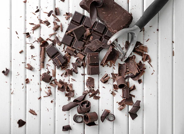 Locken Und Schäler Aus Schokolade Auf Dem Tisch — Stockfoto