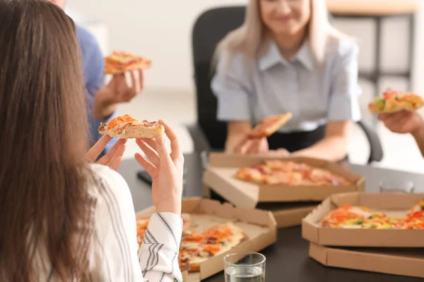 Jóvenes Comiendo Pizza Mesa Oficina — Foto de Stock
