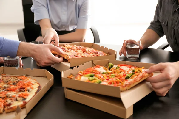Jugendliche Essen Pizza Tisch Büro — Stockfoto