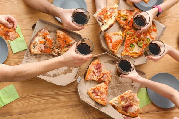 Jóvenes Comiendo Pizza Mesa — Foto de Stock