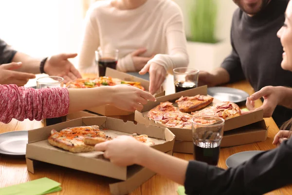 Jonge Mensen Eten Pizza Tafel Binnenshuis — Stockfoto