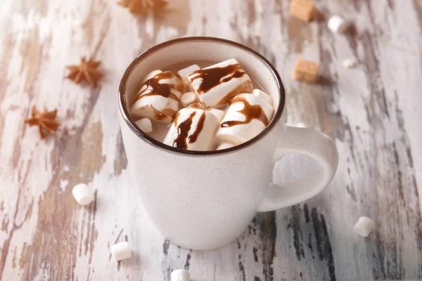 Kopp Läcker Kakao Drink Med Marshmallows Träbord — Stockfoto