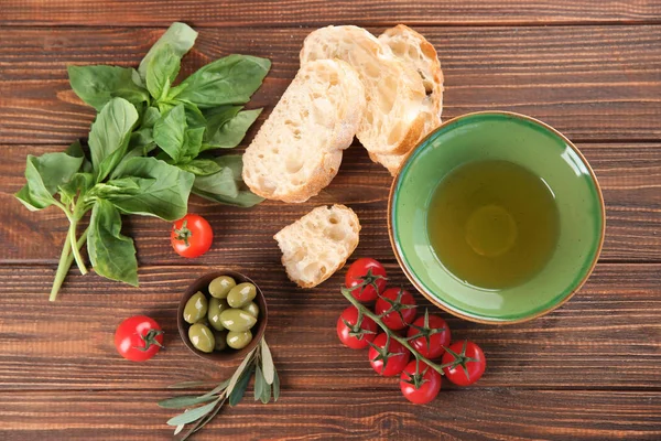与橄榄油 新鲜面包 西红柿和草药组成的表 顶部视图 — 图库照片