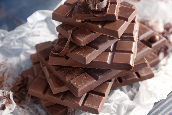 Pergament Bucăți Ciocolată Masă Closeup — Fotografie, imagine de stoc