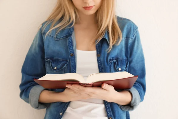 Молодая Женщина Читает Книгу Светлой Стены — стоковое фото