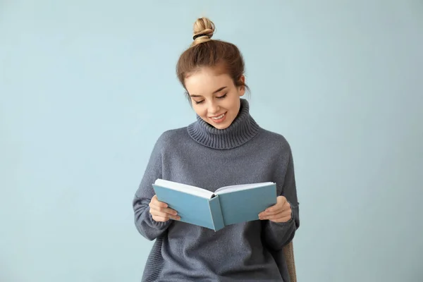 Giovane Donna Lettura Libro Vicino Parete Colori — Foto Stock