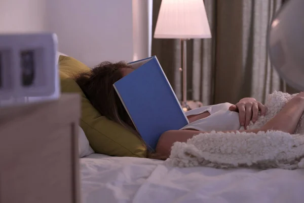 Молода Жінка Спить Книгою Ліжку Ввечері — стокове фото
