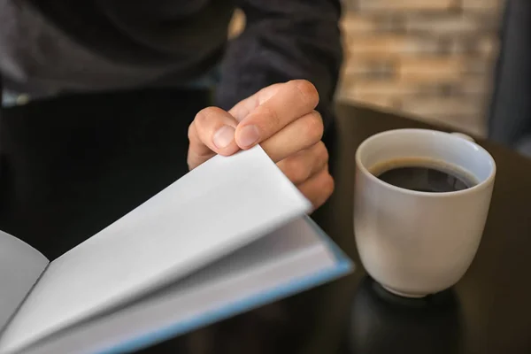 Hombre Leyendo Interesante Libro Casa Primer Plano — Foto de Stock