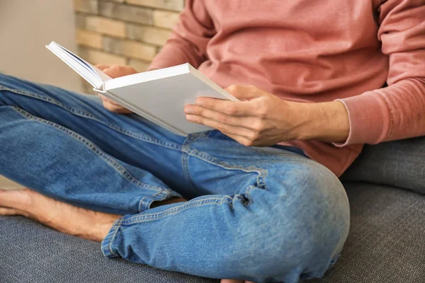 Uomo Che Legge Libro Interessante Casa — Foto Stock