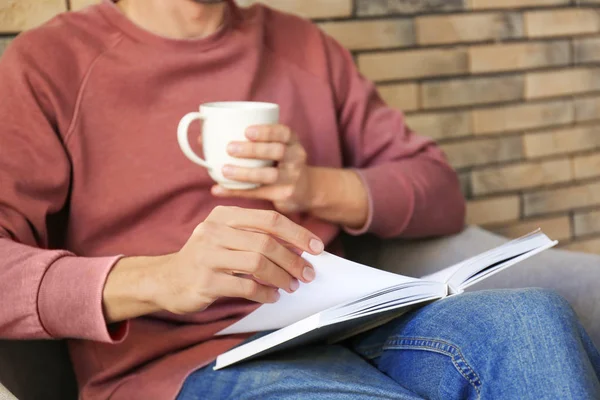 Pria Yang Membaca Buku Yang Menarik Dan Minum Kopi Rumah — Stok Foto