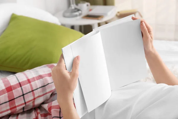 Mujer Leyendo Interesante Libro Dormitorio — Foto de Stock