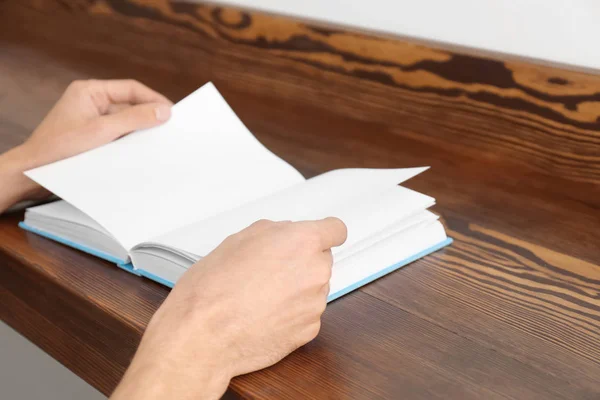 Homem Lendo Livro Interessante Casa — Fotografia de Stock