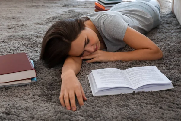 Cansada Jovem Com Livro Dormindo Tapete Casa — Fotografia de Stock