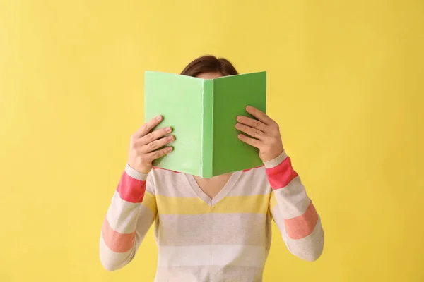 Mujer Joven Con Libro Sobre Fondo Color — Foto de Stock