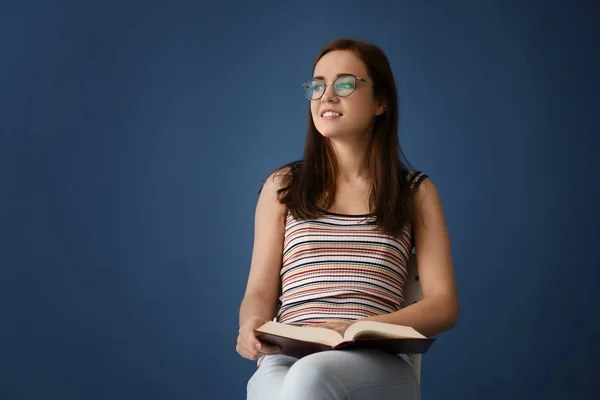 Giovane Donna Lettura Libro Sfondo Colore — Foto Stock