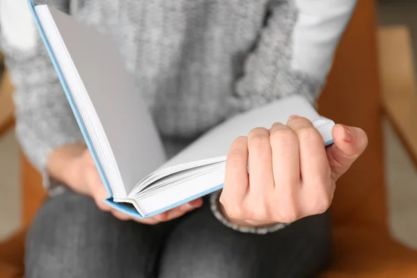 Young Woman Reading Book Closeup — Stock Photo, Image