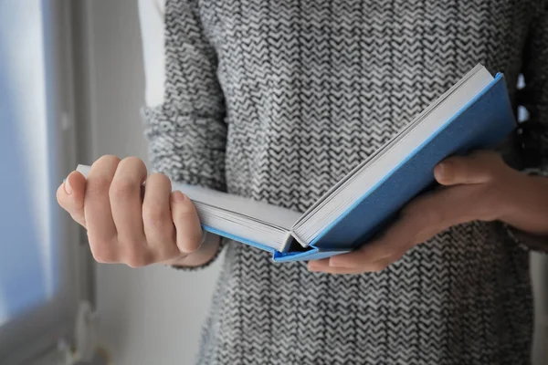 Young Woman Reading Book Closeup — Stock Photo, Image