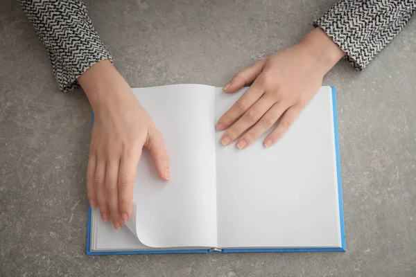 Joven Leyendo Libro Mesa — Foto de Stock