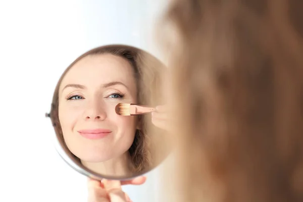 Hermosa Mujer Que Aplica Maquillaje Mañana Casa — Foto de Stock