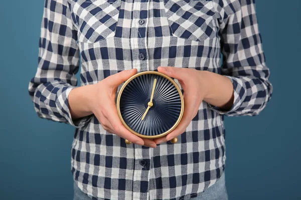 Kvinna Som Håller Klockan Färgbakgrund Time Management Koncept — Stockfoto