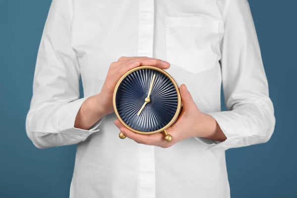 Vrouw Met Klok Kleur Achtergrond Time Management Concept — Stockfoto