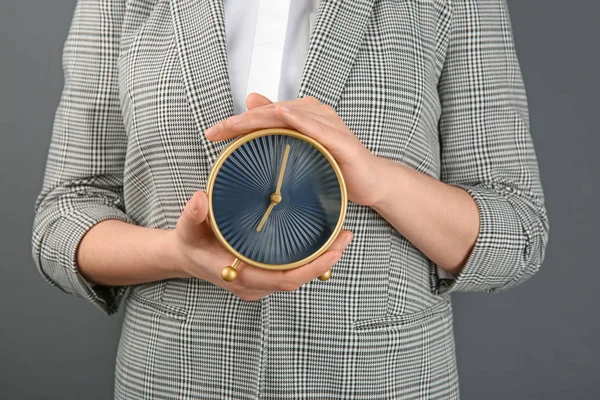 Kobieta Trzyma Zegar Szarym Tle Koncepcja Zarządzania Czasu — Zdjęcie stockowe