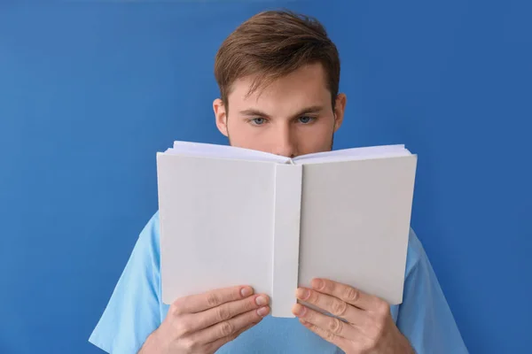 Jovem Livro Leitura Sobre Fundo Cor — Fotografia de Stock