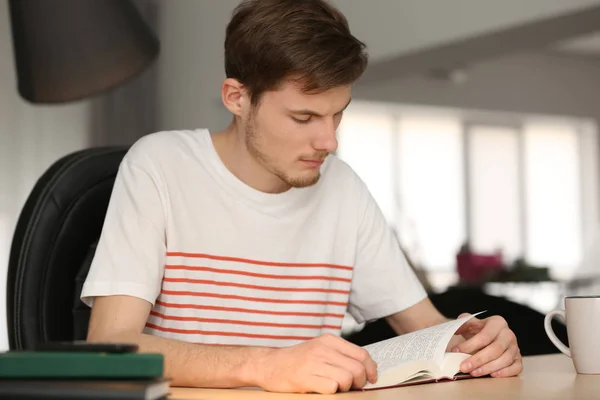 Joven Leyendo Libro Casa — Foto de Stock