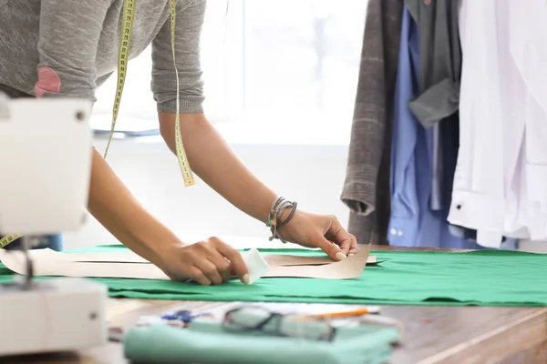 Jonge Vrouwelijke Maat Werken Met Naaien Patroon Atelier — Stockfoto